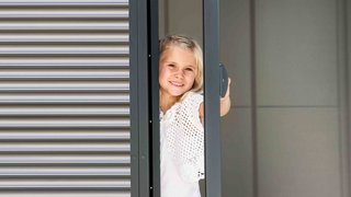 Insektenschutz Drehtür Kind öffnet Insektenschutz Drehtür